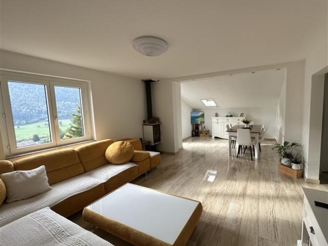 St Imier, prächtige 4,5 Zimmer Wohnung im 2. Stock mit Terrasse