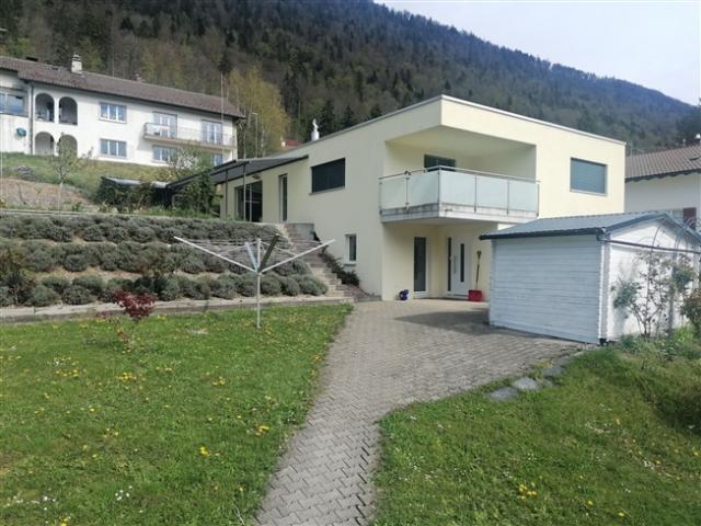 St Imier, schöne 2,5 Zimmer Wohnung mit Terrasse, Garage, Garten