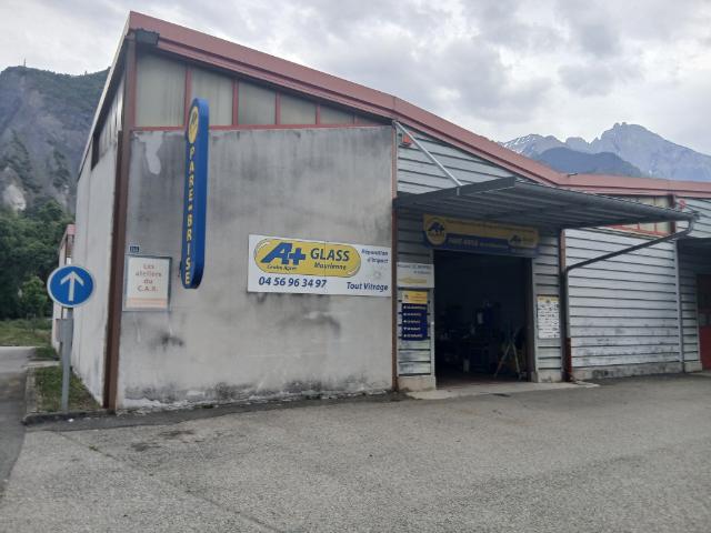 ST JEAN DE MAURIENNE. Dans zone d'activité garage 160 m2: pare brise, pneus Franchise A+Glass