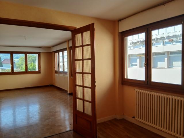 ST JEAN DE MAURIENNE Plein coeur de ville appartement T3 77 m2 à rénover
