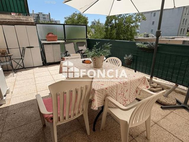 St Just T3 Terrasse et box double