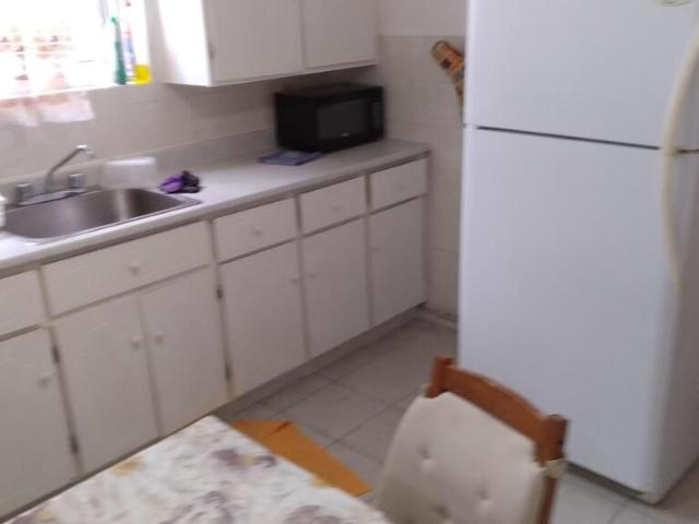ST LEONARD: 2 ½ POELE, FRIGO, TABLE, L