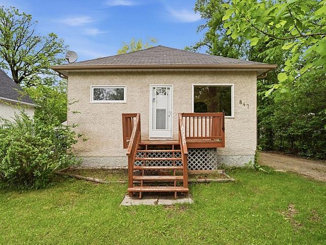 St Norbert Bungalow On Huge Treed Lot!