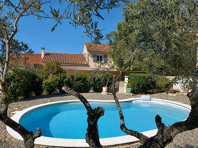 St Rémy de Provence Mas à fort potentiel 200 m² avec dépendances, piscine, poolhouse, garage isolé