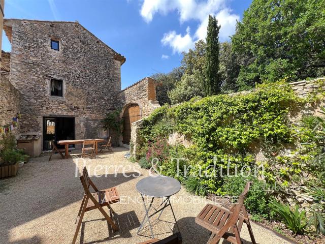 St Saturnin les Apt, authentique maison de hameau en pierre. 103m² Saint Saturnin lès Apt