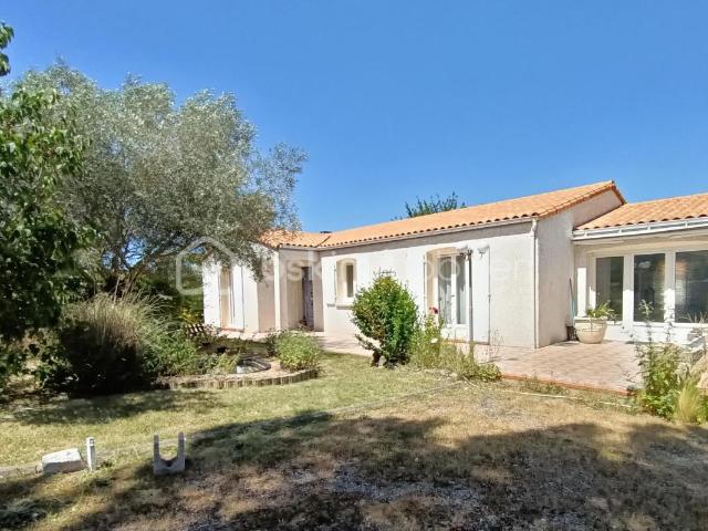 St Sulpice de Royan · Maison de plain pied 4 pièces + espace avec accès indépendant — double garage — terrain 996 m²
