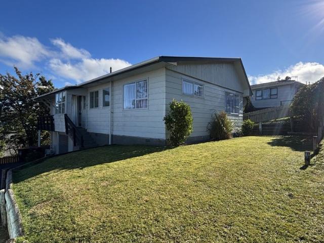 stokes valley, 3 bedrooms