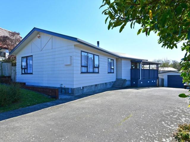 stokes valley, 3 bedrooms