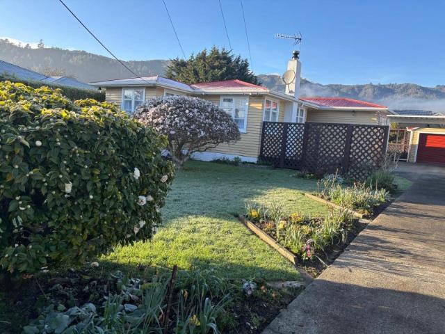 stokes valley, 3 bedrooms