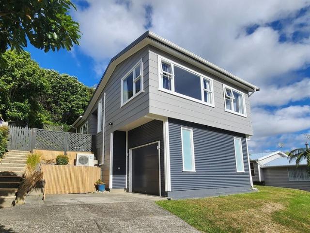 stokes valley, 3 bedrooms
