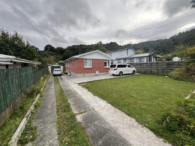 stokes valley, 3 bedrooms