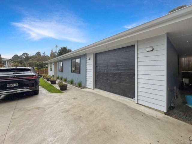 stokes valley, 3 bedrooms