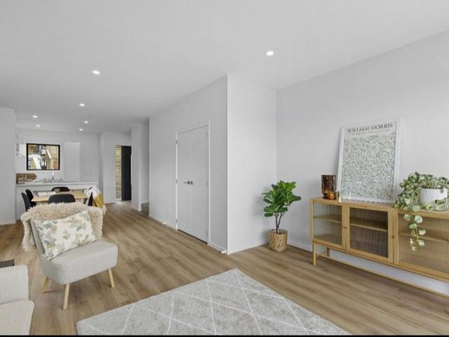 stokes valley, 3 bedrooms