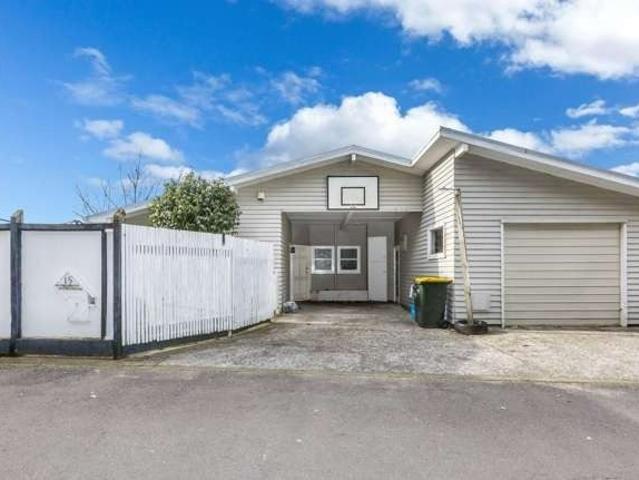 stokes valley, 4 bedrooms