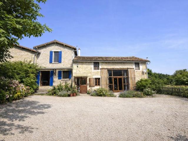 Stone property complex with two houses, 7 bedrooms and gîte