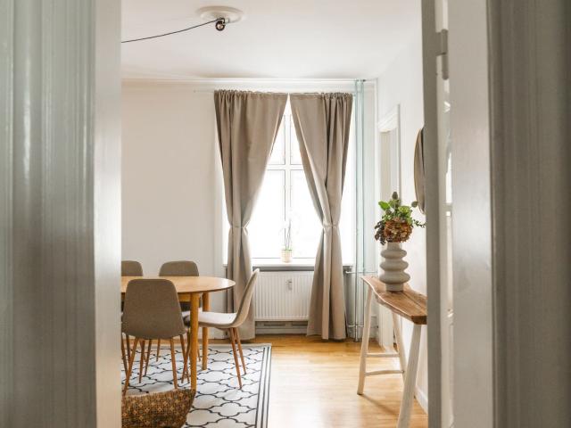 Stor møbleret lejlighed centralt i København K