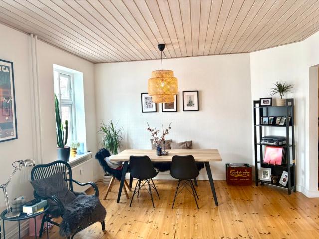 Stor og lys 2 værelses på Øgaden med fælles gård