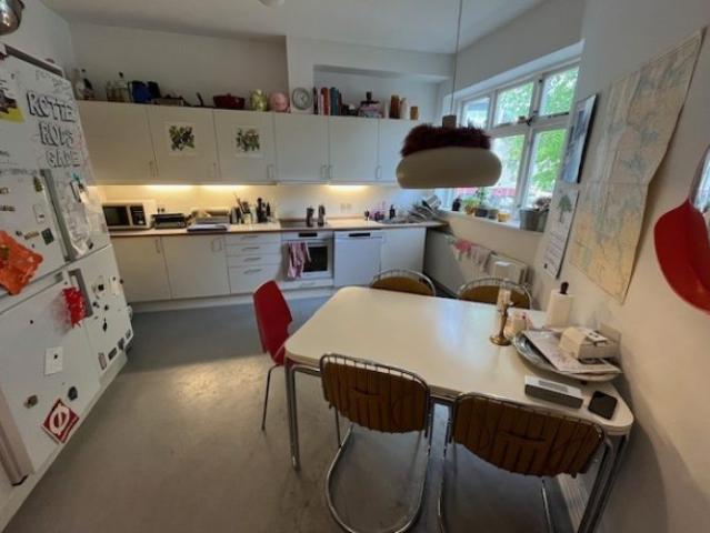 Stor delevenlig lejlighed på attraktive Trøjborg – perfekt til bofællesskab