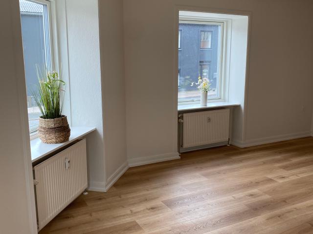 Stor delelejlighed på attraktiv beliggenhed