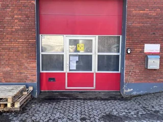 Stor hal med med ledhejseport, kontor, køkkenfaciliteter og toilet med bad