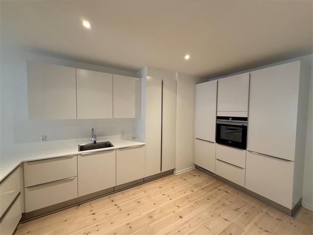 Stor lejlighed med 2 altaner!, Odense C, Fyn