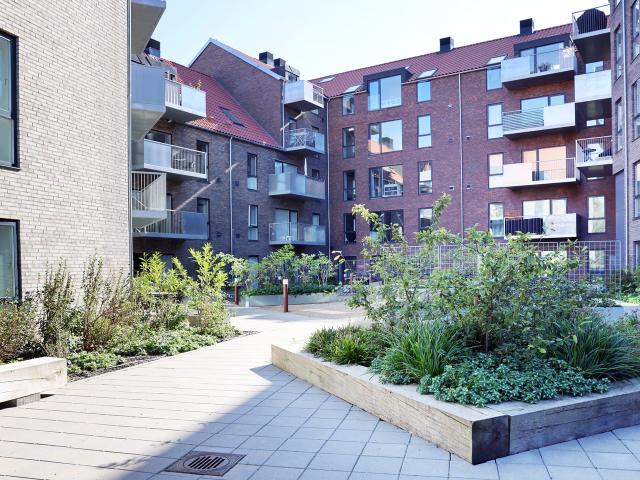 Stor stuelejlighed på hele 73 m2. Super central beliggenhed i Hillerød lige ved slottet. B.la. en meget møblerbar stue og stort opbevaringsrum i lejligheden. Fransk altan. Overtages nyrenoveret!