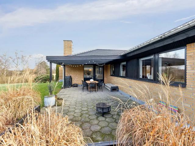 Stor villa på parkagtig grund ved sø