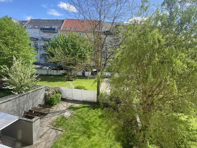 Stor 102 m2 lejlighed med fransk altan i Aalborg