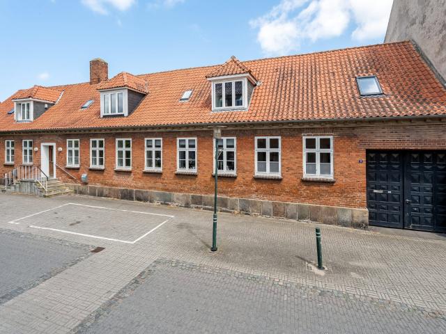 Stor toplans lejlighed centralt i Sakskøbing