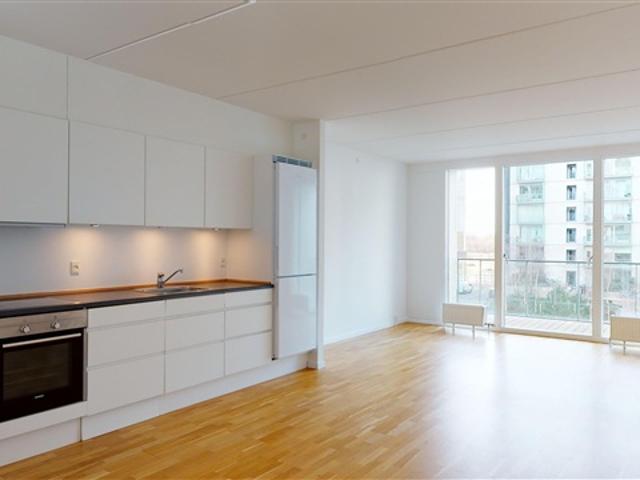 Stor 2 værelses bolig med altan tæt på Fields!, København S, København