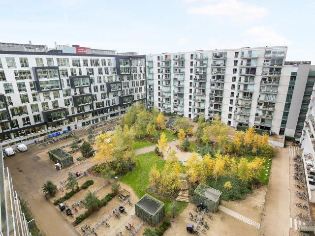 Stor 2 værelses lejlighed med altan nær Fields og Amager Fælled