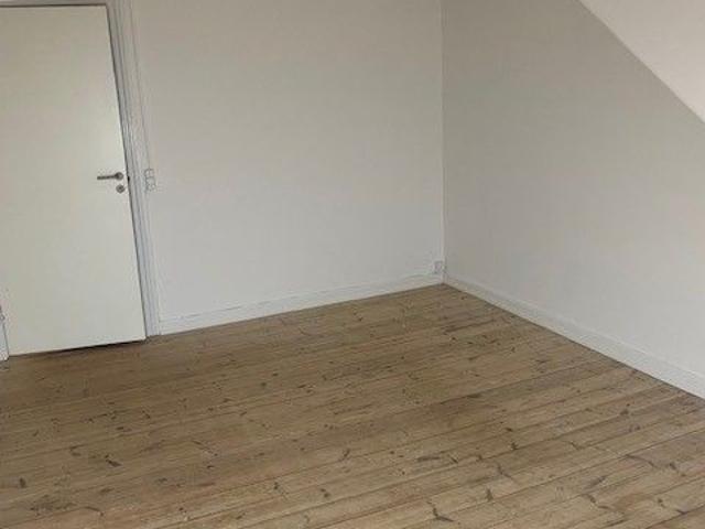 Stor 2 værelses lejlighed på 75 m2, i stueplan