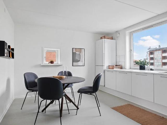 Stor 3 værelses på 103 m2 med fjordudsigt, stor altan og p licens