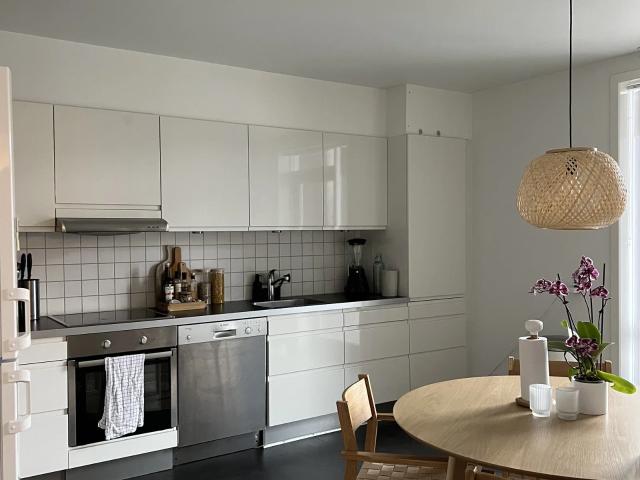 Stor 3 værelses på 111 m2 med skøn altan – rolig sidegade til gågaden