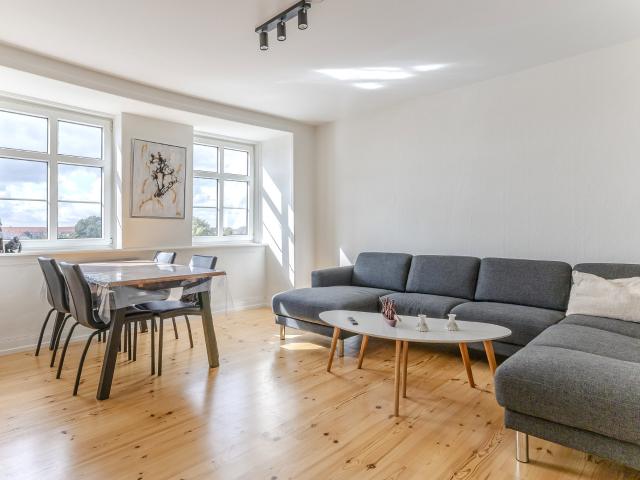 Lys og rummelig 4 værelses bolig med central beliggenhed