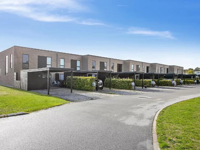 Stor 4 værelses lejlighed med sydvendt altan og udsigt