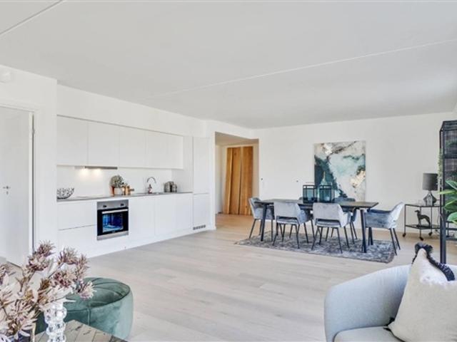 Stor 5 værelses lejebolig med altan, København S, København