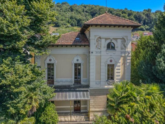 STORICA VILLA LIBERTY CON TERRENO EDIFICABILE A TESSERETE