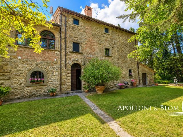 Storico casale in pietra con laghetto naturale Cortona 478m² Cortona