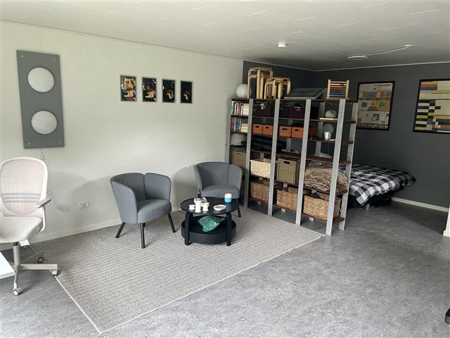 Stort værelse med egen indgang, tekøkken og bad i villa, Odense NØ, Fyn