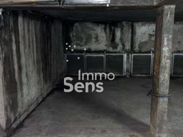 Stationnement sous terrain dans une résidence clôturée avec contrôle d'accès