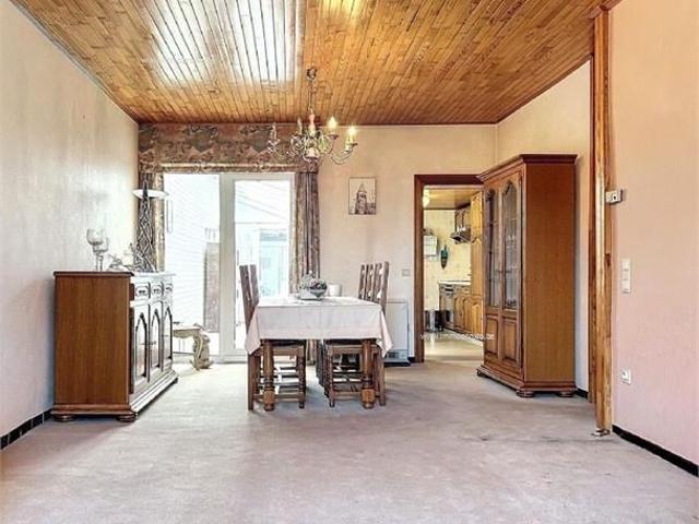 Ideale starterswoning aan betaalbare prijs met 2 slpkmrs, living, grote keuken en garage achteraan met uitweg. Ref. 16146 Ge