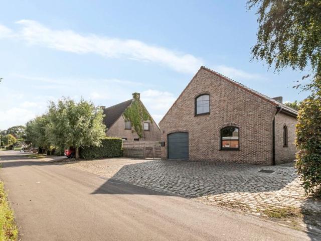 Statige villa met 4 slaapkamers met garage