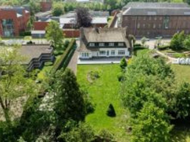 Statige villa met 5 slaapkamers op een perceel van 1250m²