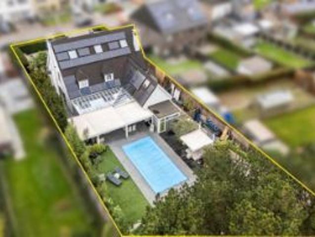 Statige villa met zwembad en praktijkruimte