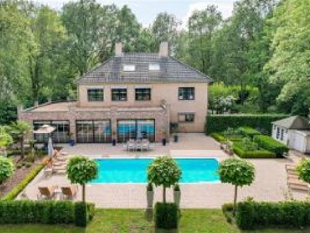 Statige villa met mogelijkheid voor kantoor of praktijk aan