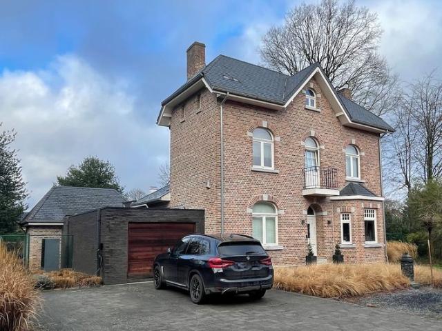 Statige vrijstaande herenwoning te koop