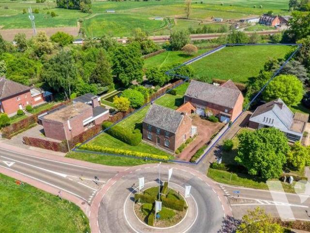 Statige woning met bijgebouw, tuin en weiland op 61a87ca