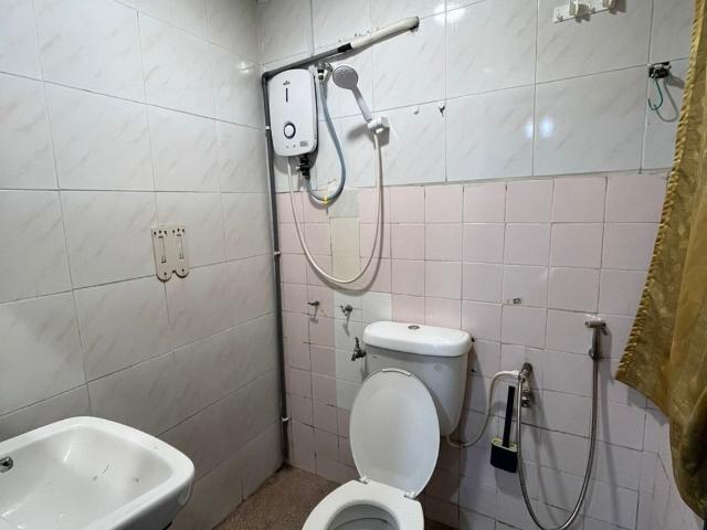 Stay Comfortably Near CIQ, KSL & Midvalley! Cozy room with WiFi, private bathroom & zero deposit!
