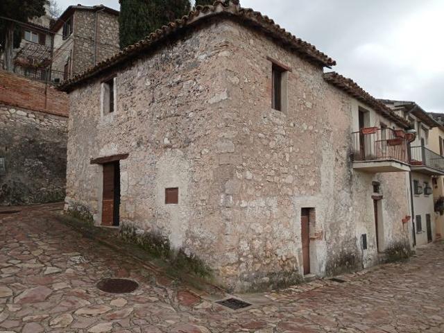 Stabile di mq. 81 in borgo umbro panoramico a 3 km. dall'uscita E45